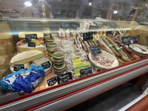 Présentoir avec du fromage, différents saucissons et terrine